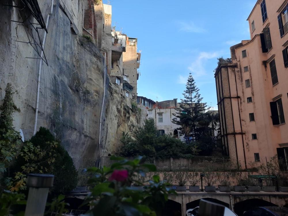 Апартаменты La Casa Nella Roccia Неаполь Экстерьер фото